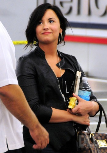  Demi - Arrives at Chicago O'Hare Airport in Chicago, IL - 23 April 2011