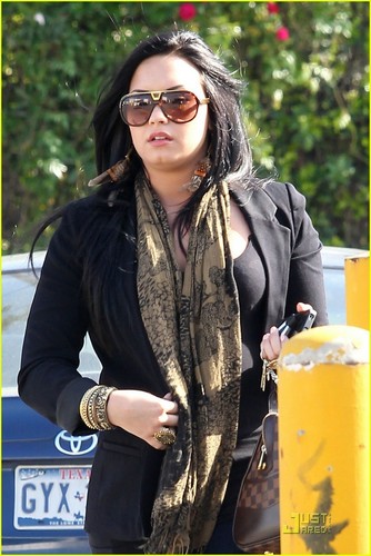  Demi Lovato: Urban Outfitters Shopper