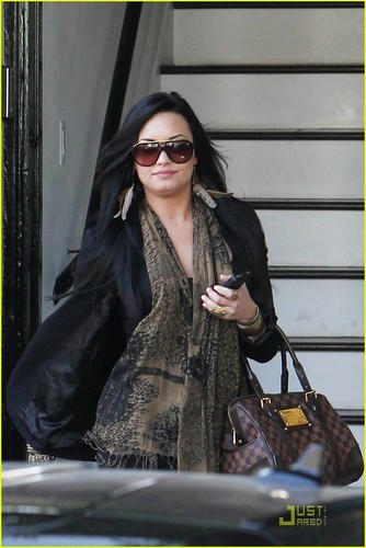  Demi Lovato: Urban Outfitters Shopper