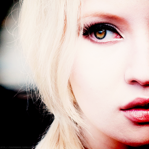  Emily Browning/Sucker coup de poing