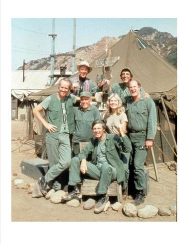  Hawkeye and the cast of M*A*S*H