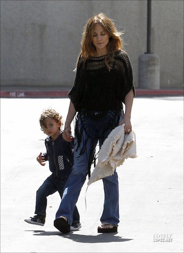  Jennifer - Leaving a movie theater with her family - 23 April 2011
