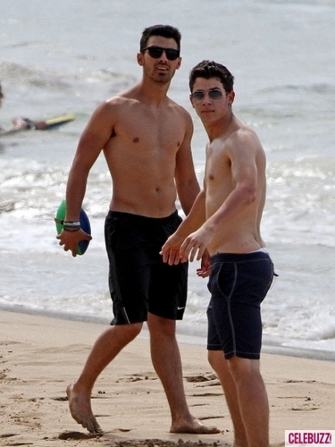  Joe &Nick Jonas at hawaii!