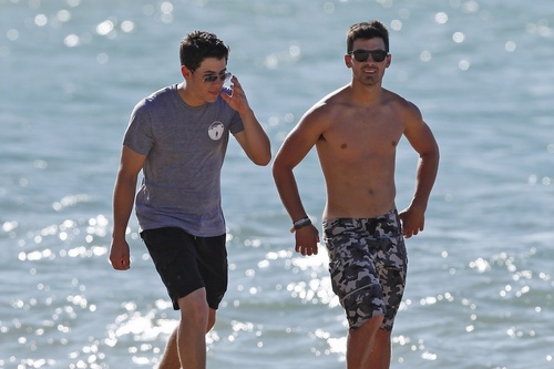  Joe e Nick na praia do Havaí
