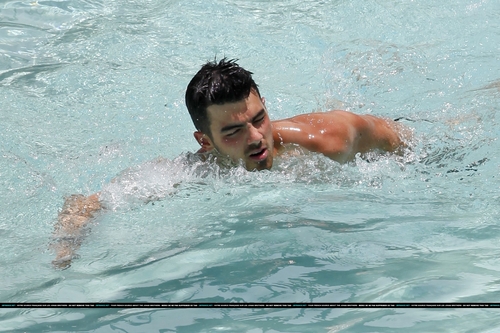  Joe na piscina do hotel - Havaí