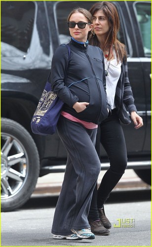  Natalie Portman: Baby Bump in Tribeca!