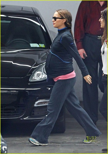  Natalie Portman: Baby Bump in Tribeca!