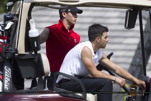 Nick e Joe jogando golfe no Hava