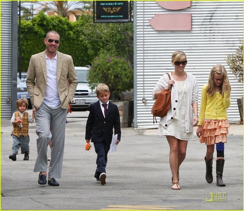  Reese Witherspoon: Easter Sunday with the Family!