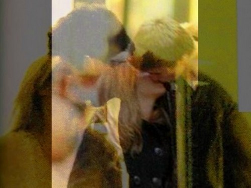  2 same kisses Shakira pique
