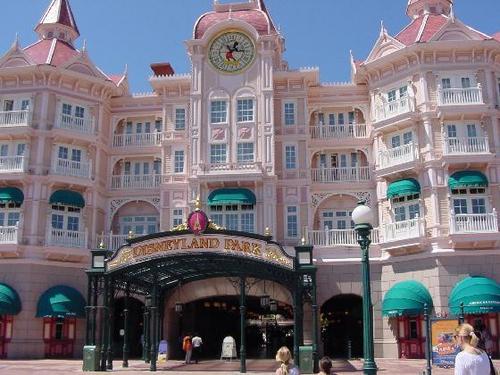  Disneyland Hotel