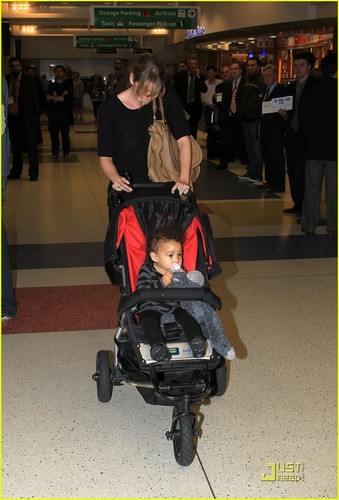  Ellen Pompeo & Chris Ivery Fly With Stella