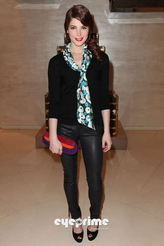  更多 照片 of Ashley at the Louis Vuitton/ Glamour dinner!