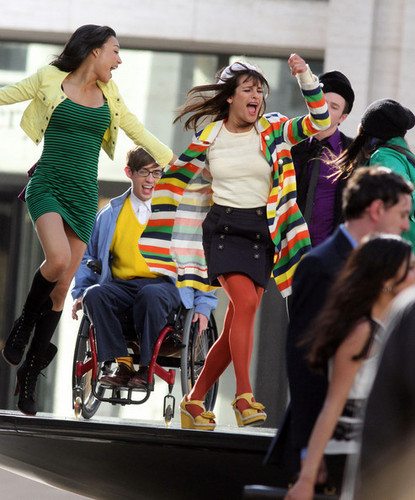  On set of Glee, at the ইংল্যাণ্ডের লিংকনে তৈরি একধরনের ঝলমলে সবুজ রঙের কাপড় Center Foutain | April 27, 2011.
