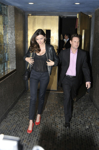  Orlando Bloom, accompanied দ্বারা wife Miranda Kerr, arrives at the Sunshine Theater to attend a screeni