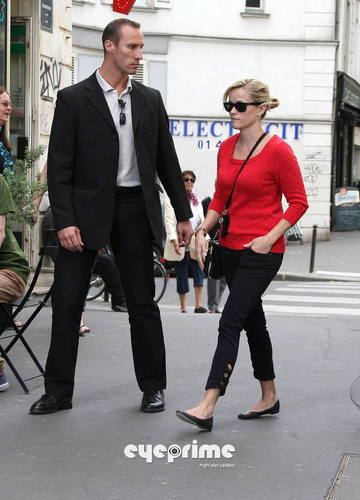  Reese Witherspoon strolls and shops around in Paris, Apr 27