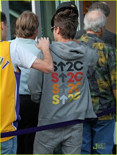  Zac Efron Loves the Lakers & Kobe Bryant
