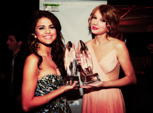  ~Taylor rápido, swift & Selena Gomez~