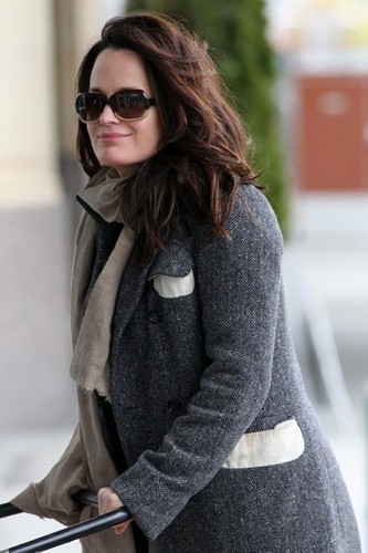  Elizabeth Reaser Catching A Flight At Vancouver Airport