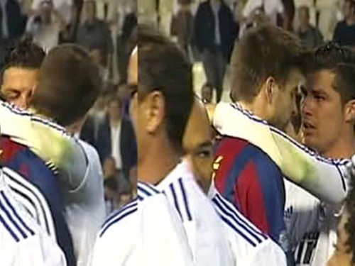 Gerard Piqué kisses Cristiano Ronaldo !!