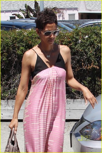  Halle Berry: Lunch at the Trattoria!