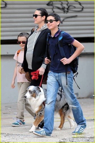  Jennifer Connelly: Strolling to School!