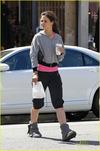  Katie Holmes: Gym and a Treat!