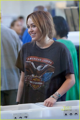  Miley Cyrus: Leaving L.A. for Gypsy 심장 Tour!