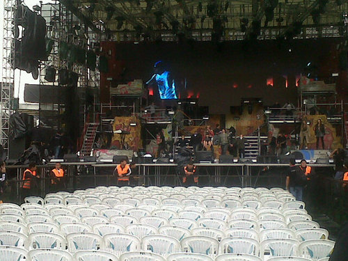  Miley - Gypsy 심장 Tour 2011 - Backstage and Soundcheck on Tour in Quito, Ecuador (29th April 2011)