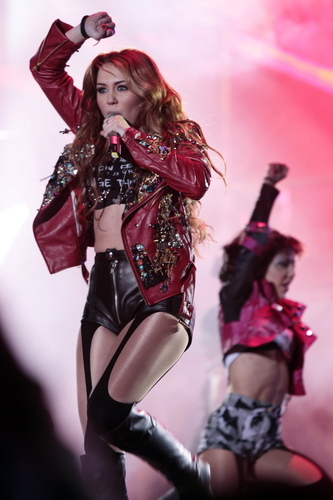  Miley - Gypsy tim, trái tim Tour (2011) - On Stage - Quito, Ecuador - 29th April 2011