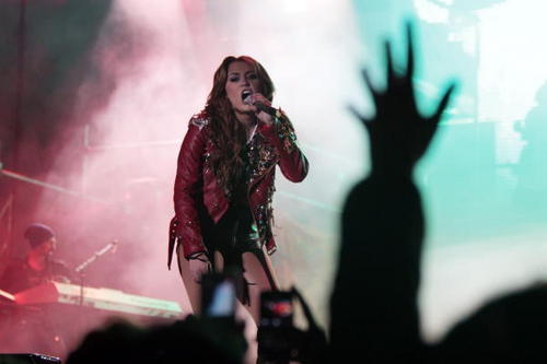  Miley - Gypsy دل Tour (2011) - On Stage - Quito, Ecuador - 29th April 2011