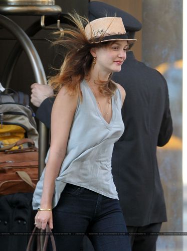  New foto of Leighton Meester leaving her Hotel in NYC