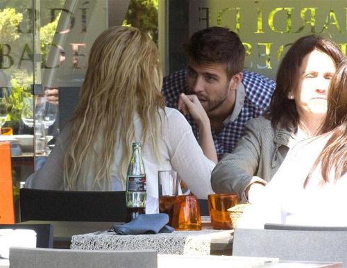  Piqué baciare the hand Shakira