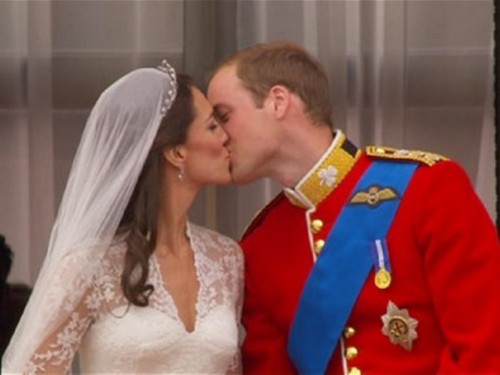  Prince William and Kate Middleton halik on balcony