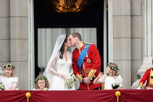  Royal Kiss on the Balcony