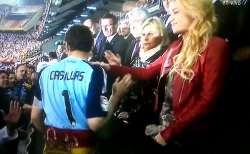  샤키라 touches Casillas