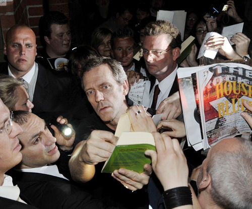  hugh laurie Signing Autographs for 粉丝 after the Berlin 音乐会