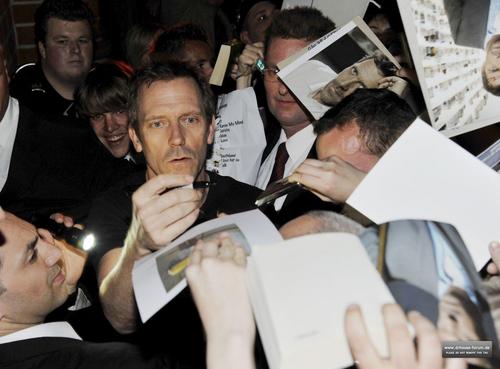  hugh laurie Signing Autographs for fan after the Berlin concerto