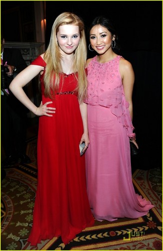 Abigail Breslin Goes Red For Hot Pink Party