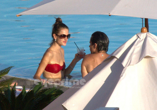  Alessandra Ambrosio in a Bikini سے طرف کی the Hotel Pool in Rio, May 1