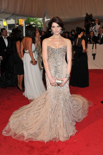  Ashley Greene's amazing dress bởi Donna Karan in full HQ detail