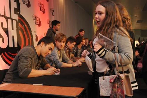  Big time rush signing autographs in 런던