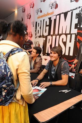  Big time rush signing autographs in লন্ডন