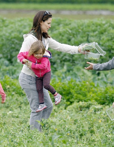  Jen @ the Community Farm in Thousands Oaks with 제비꽃, 바이올렛 and Seraphina 4/21/11
