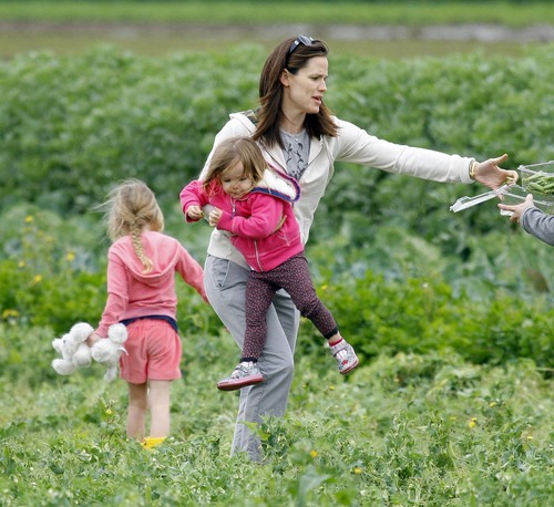  Jen @ the Community Farm in Thousands Oaks with বেগুনী and Seraphina 4/21/11
