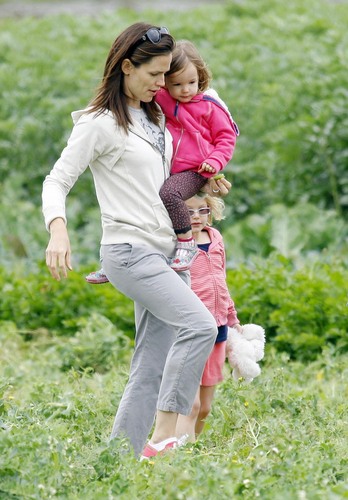  Jen @ the Community Farm in Thousands Oaks with kulay-lila and Seraphina 4/21/11