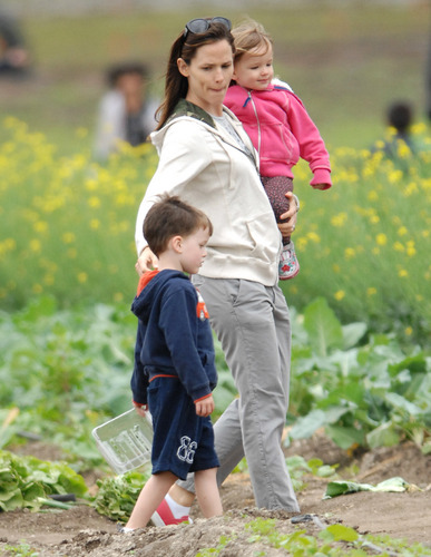  Jen @ the Community Farm in Thousands Oaks with 제비꽃, 바이올렛 and Seraphina 4/21/11