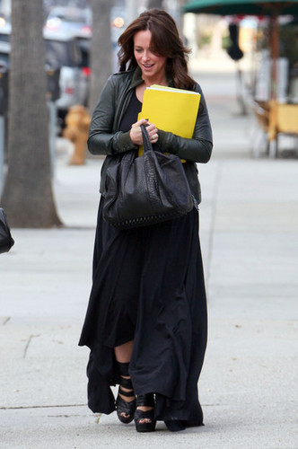 Jennifer Love Hewitt Leaving A Hair Salon