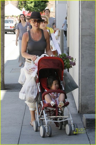 Katherine Heigl: Farmer's Market with Mom and Naleigh!