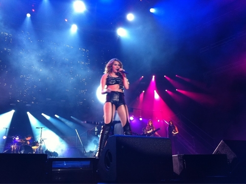  Miley - Gypsy coração Tour (2011) - On Stage - Lima, Peru - 1st May 2011